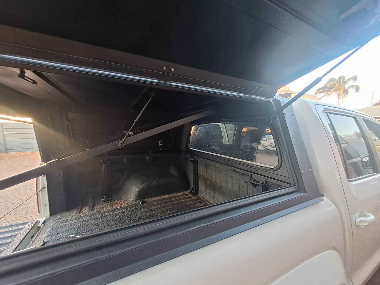 Canopy gas struts replacement for a bakkie loadbin lid in Gauteng
